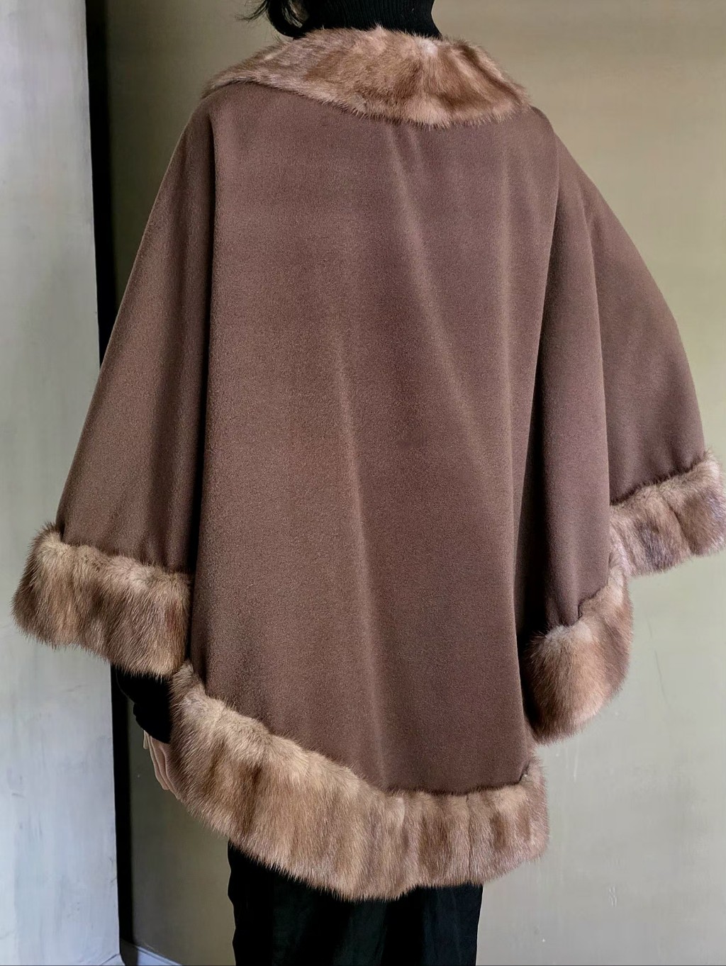 Vintage 100% Loro Piana Cashmere Shoulder Cape With Genuine Mink Trim — image 4 of 5